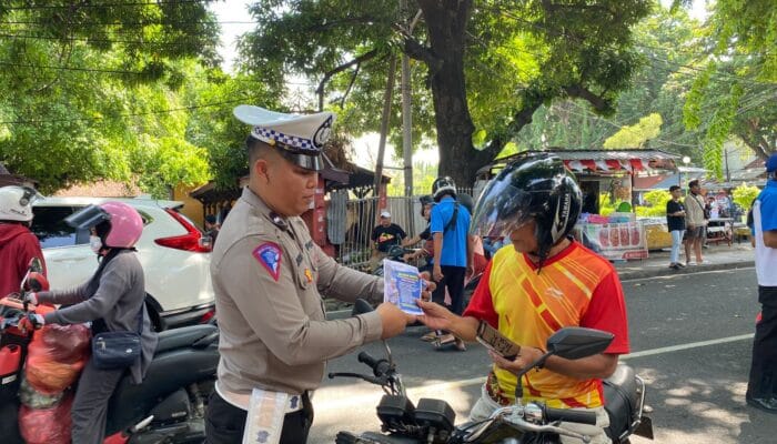 Operasi Keselamatan Rinjani 2024, Pengendara di Loteng Terjaring Razia dan di Sumbawa Polisi Bagi Brosur