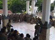 Ratusan Honorer Satpol PP Lombok Timur Demo di Kantor DPRD, Ini Penyebabnya!