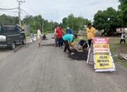 Rawan Kecelakaan! Warga Sambelia Gotong Royong Perbaiki Jalan Berlubang