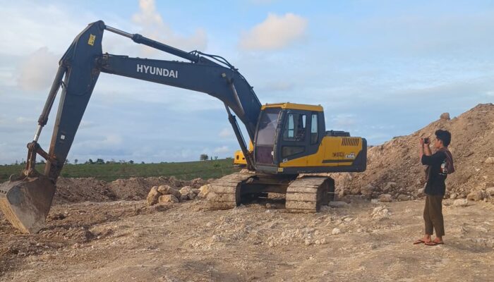 Kades Sekaroh Tepis Adanya Dugaan Aktivitas Galian C Ilegal: Alat Berat sedang Perbaiki Rau
