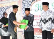 Halalbihalal PGRI Pringgabaya, Sekda Lotim Serahkan Cendramata untuk Guru Purnabakti