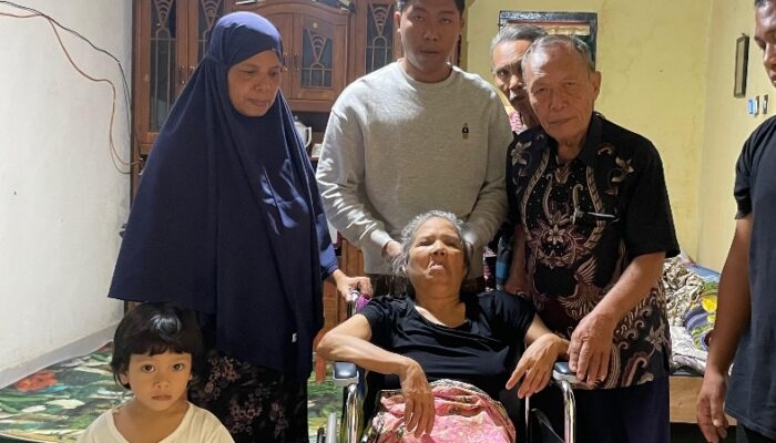 Pimpinan Baznas Lotim Tak Kuasa Menahan Air Mata saat Serahkan Kursi Roda untuk Mustahik
