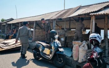 Pantai Labuhan Haji Ditertibkan, Bilik Remang Diduga Sarang Maksiat dan Miras Dibongkar