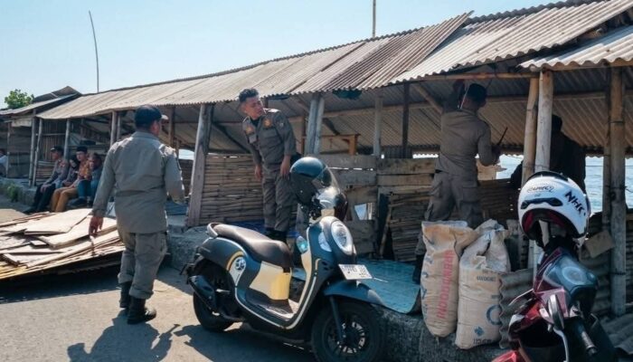 Pantai Labuhan Haji Ditertibkan, Bilik Remang Diduga Sarang Maksiat dan Miras Dibongkar