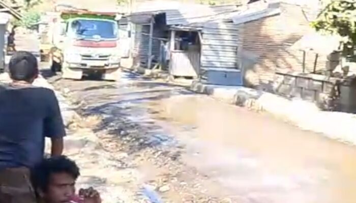 Warga Batu Nampar Puji Bupati Iron: Air Ngalir, Jalan Mulus, Bupati Terbaik Sedunia!