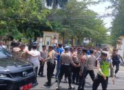 Dihadang Massa BEM UGR, Bupati Lotim Pilih Tancap Gas Tinggalkan Aksi