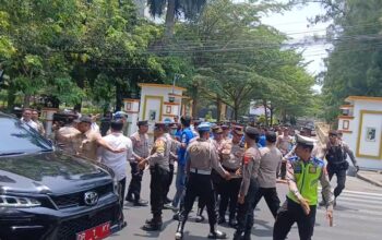 Dihadang Massa BEM UGR, Bupati Lotim Pilih Tancap Gas Tinggalkan Aksi