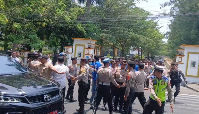 Dihadang Massa BEM UGR, Bupati Lotim Pilih Tancap Gas Tinggalkan Aksi