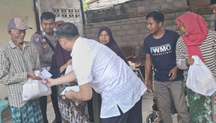 Ringankan Beban Warga, Kasat Lantas Polres Lotim Salurkan Kursi Roda dan Sembako di Suralaga