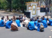 Bupati Tinggalkan Aksi, Sekda Lotim Duduk Bersila di Aspal Panas Jawab Tuntutan Mahasiswa