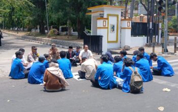 Bupati Tinggalkan Aksi, Sekda Lotim Duduk Bersila di Aspal Panas Jawab Tuntutan Mahasiswa