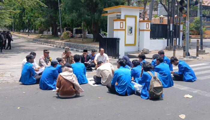 Bupati Tinggalkan Aksi, Sekda Lotim Duduk Bersila di Aspal Panas Jawab Tuntutan Mahasiswa