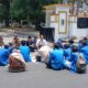 Bupati Tinggalkan Aksi, Sekda Lotim Duduk Bersila di Aspal Panas Jawab Tuntutan Mahasiswa